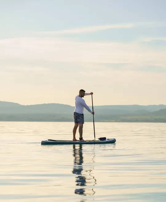Paddle au lever du jour sur un lac calme